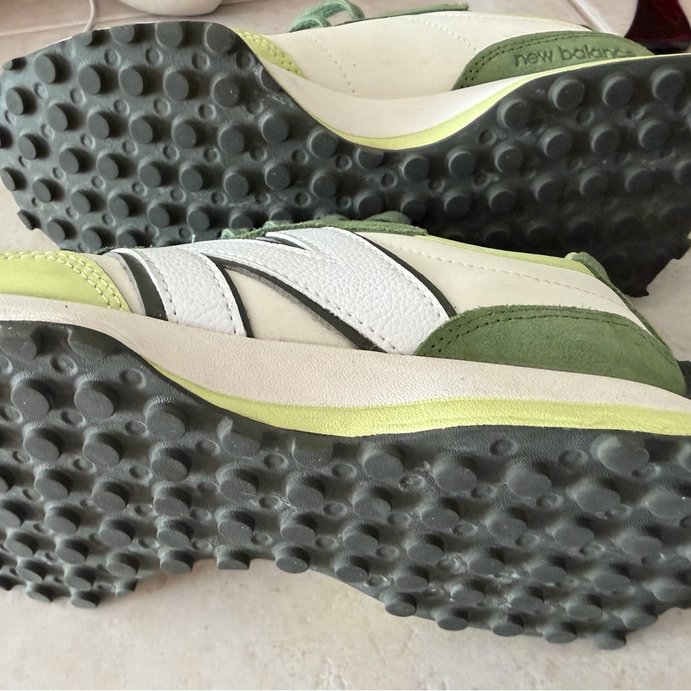 New Balance 327 figs Green & White Retro Runner Sneakers - Picture 6 of 6